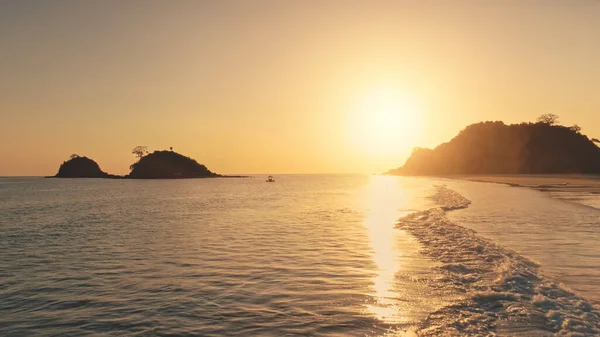 Silhouette mountains at sun reflection on ocean bay aerial. Nobody nature landscape. Tropic forest — Stock Photo, Image