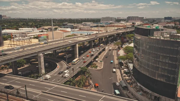 Manilská městská silnice s osobními a nákladními automobily v moderních budovách leteckého pohledu. Cityscape s chalupami — Stock fotografie
