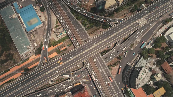 Пересечь шоссе сверху вниз на Филиппинах городской пейзаж антенны. Автомобили, автобусы, фургоны, грузовики на дорогах — стоковое фото