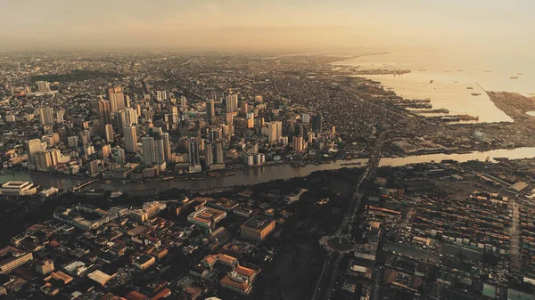 City on river banks at sea bay in sunset aerial. Streets of downtown with modern building — Stock Photo, Image