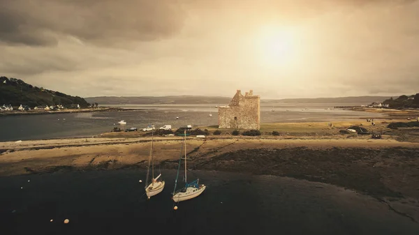 城堡的太阳海景摧毁了空中.有游艇和船的海洋海岸历史遗产里程碑 — 图库照片