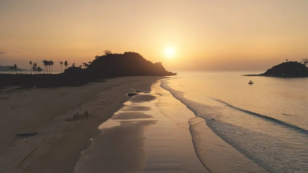 Silhouette solare di montagna con palma. Isola tropicale scogliera in mare baia aerea. Onde del golfo dell'oceano — Foto Stock