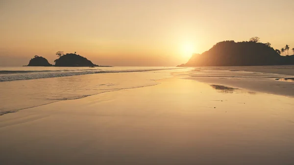 Silhouette of paradise mountains islands at sunset. Aerial sun set light reflect at nobody seascape — Stock Photo, Image