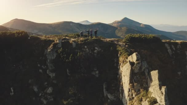 Lufttouristen winken auf dem Gipfel des Sonnenberges. Fröhliche Wanderer tummeln sich und haben Spaß — Stockvideo
