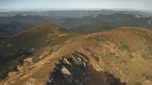 Drone che vola sopra le montagne. Autunno nessuno paesaggio naturale. Rock Hill. Mount Ridge. Erba scogliera — Video Stock