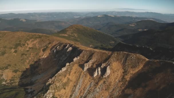 Εναέρια κοντινή κορυφή βράχου. Κανένα φυσικό τοπίο. Καμένο γρασίδι στο βουνό Ρίτζες. Στενός δρόμος — Αρχείο Βίντεο