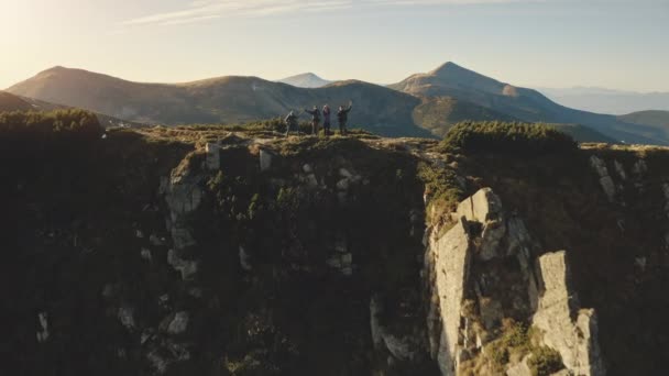 Les touristes aériens agitent les mains sur le sommet du soleil. joyeux randonneurs voyageurs frolic, avoir du plaisir — Video