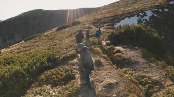 Touristen tanzen auf der Großaufnahme-Antenne der Bergsonne. Herbstliche Naturlandschaft. Menschen wandern zum Gipfel — Stockvideo
