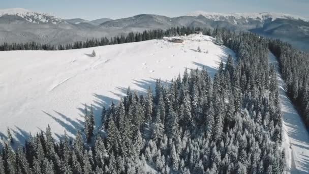 Ośrodek narciarski na antenie Snow Mountain. Żaden krajobraz natury. Zimowy śnieżny stok. Atrakcja turystyczna — Wideo stockowe