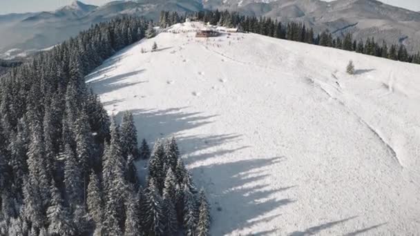 空中雪の山のリゾート。エスカレーターでスキー場。観光地の冬の自然景観 — ストック動画