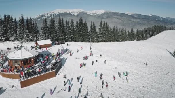 Szoros turisták a sípálya antennáján. Snow mountain top üdülőhely. Természet táj. Téli kikapcsolódás — Stock videók