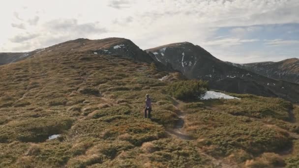 Zeitlupe Mädchen beim Wandern am Sonnenberg. Frau auf dem Gipfel des Grashügels. Menschen Naturlandschaft — Stockvideo