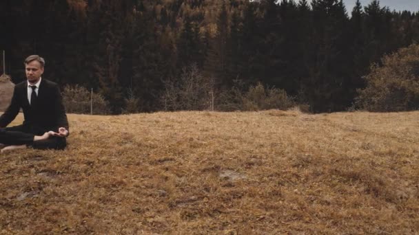 Zakenman recreatie op bergtop antenne. Herfst natuur landschap. Spar bomen bij Mount Forest — Stockvideo