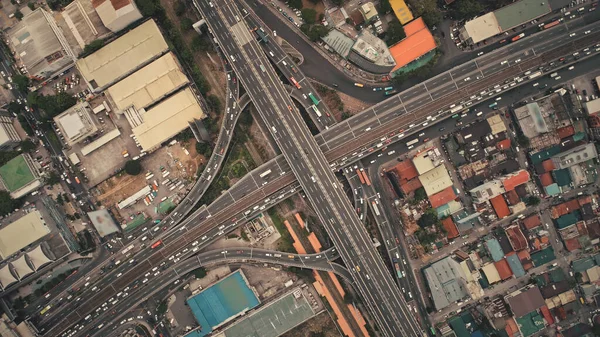 Shora dolů na křižovatce silničního provozu s auty, kamiony, vozidly v leteckém pohledu. Centrum města Manila — Stock fotografie