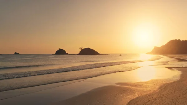 Tramonto sulla spiaggia di sabbia sulla costa del mare aerea. Paesaggio naturale, paesaggio marino dell'isola di El Nido, Filippine — Foto Stock