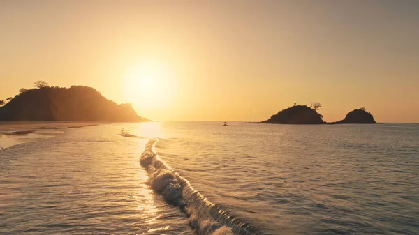 Riflessione del sole a onde di oceano baia aerea. Silhouette delle isole di montagna con paesaggio marino tropicale — Foto Stock