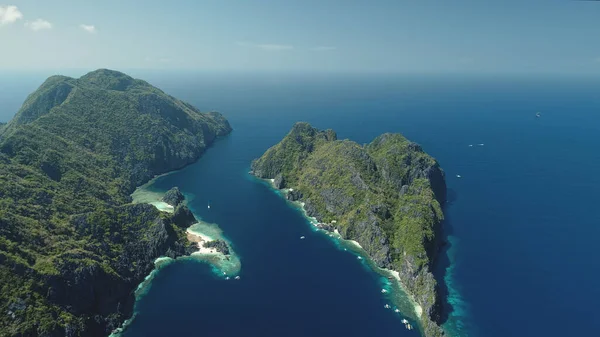 El Nido eilanden op de blauwe zee baai luchtfoto. Groene bergeilandjes met tropisch bos aan zandstrand — Stockfoto