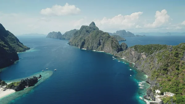 Vista aérea de la isla del monte en la orilla del mar tropical. Paisaje marino de costa oceánica tropical con selva verde —  Fotos de Stock