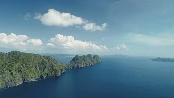 Heuvelachtige eilanden aan de blauwe oceaankust vanuit de lucht. Niemand natuur van Palawan, El Nido Isles, Filipijnen — Stockfoto