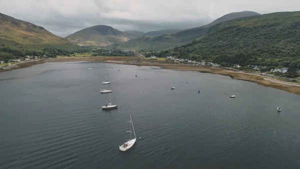 Iates, barcos, navios na Baía do Oceano Escócia. Paisagem de montanhas épicas no dia nublado de verão — Fotografia de Stock