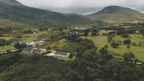 Chalets de village écossais, maisons sur route aérienne. Distillerie de whisky en montagne. Paysage naturel — Photo