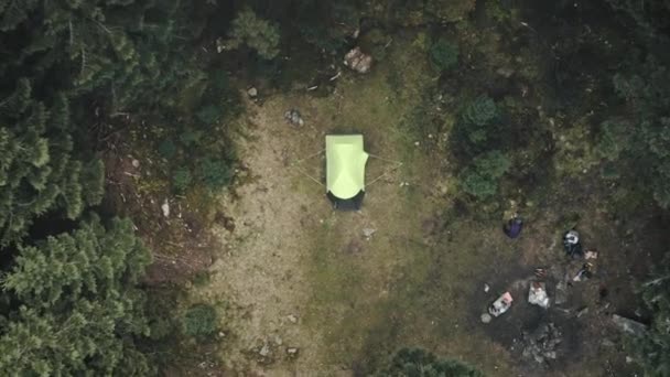 Sluiten top down tent kamp op berg antenne. Paviljoen bij dennenboom. Niemand natuur herfst landschap — Stockvideo