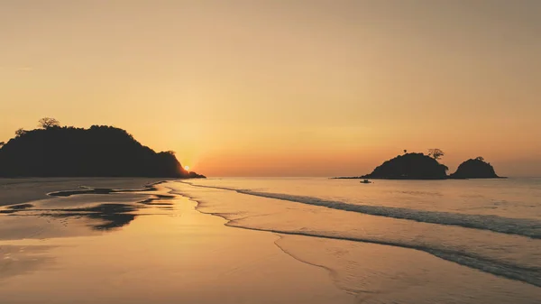 Solnedgång silhuett av berg öar vid havsviken. Havslandskap vid sandstranden. Ingen natur landskap — Stockfoto