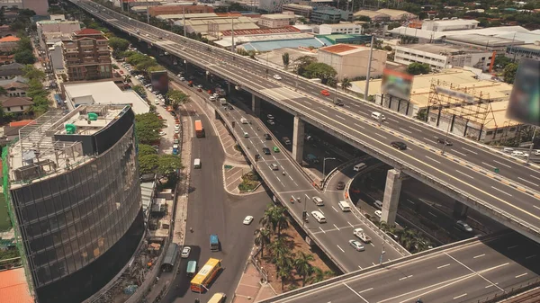 Stadtbild von Manila auf der Straße mit Autos, LKWs. Moderne Gebäude aus der Luft. Epische Stadthäuser, Wolkenkratzer — Stockfoto