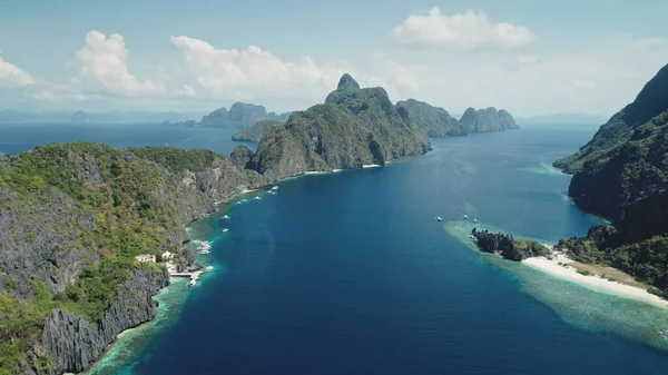 Veduta aerea del monte isola sulla costa tropicale del mare. Panorama acqua blu della baia oceanica con giungla verde — Foto Stock