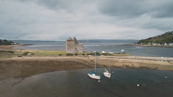 Paysage marin aux ruines du château aérien. Baie océanique avec voiliers, yachts, bateaux. Patrimoine historique écossais — Photo