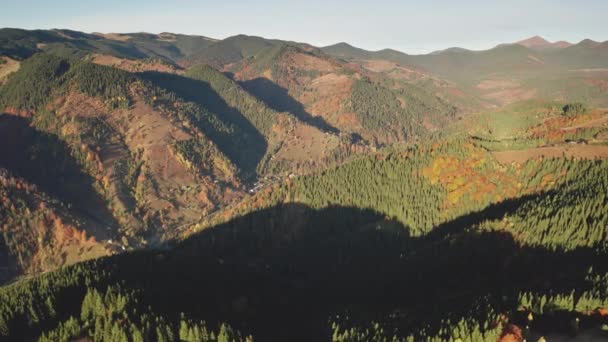 Górskie słońce lotnicze sięga jesiennego lasu. Żaden krajobraz natury. Wieś, domki w Mount Valley — Wideo stockowe