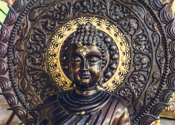 Nahaufnahme Tailand Buddhismus Statue: Büste Buddha-Denkmal mit Ornament Kreis Hintergrund im Tempel — Stockfoto