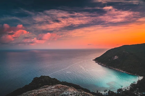 Asien solnedgång antenn: ocean ö höglandet vid Tanote Bay, Koh Tao, Thailand. Skyscape i varm solnedgång — Stockfoto