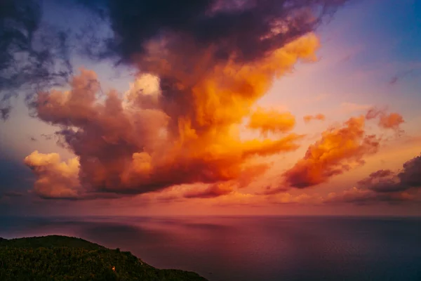 Azië lucht zonsondergang hemel silhouet: oceaan baai in de zon ondergegaan kleurrijke tinten op Koh Tao Island, Thailand — Stockfoto
