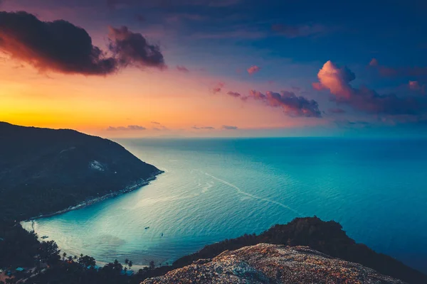 Silhouette Thailand aerial: sunset sea bay at highland, beach coastline of Koh Tao Island, Asia — Stock Photo, Image