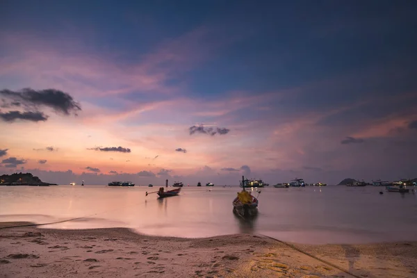 Thailand ocean pir: fartyg, båtar, båtar vid havsvik sand stranden av asiatiska transporter. Thailands hamn — Stockfoto