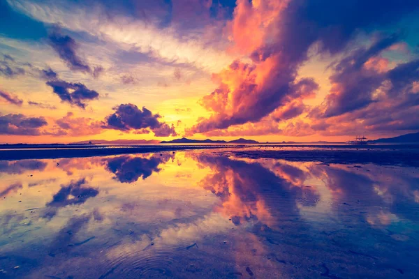 Tailandia salida del sol silueta aérea: océano golfo frente al mar con reflejo del cielo. Isla asiática salida del sol —  Fotos de Stock