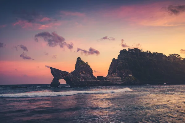 Indonesien Sonnenaufgang Ozean Felsen Regenwald: tropische Bäume, Gras auf Klippen in der Meeresbucht an einem Sommermorgen — Stockfoto