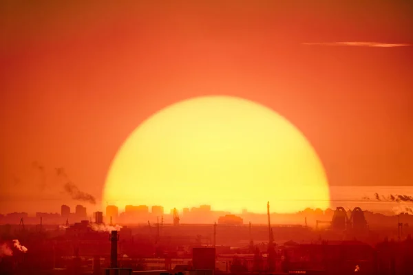 Киевский промышленный пейзаж иллюстрация: солнце круглый завод, здания в центре Европы фоне — стоковое фото