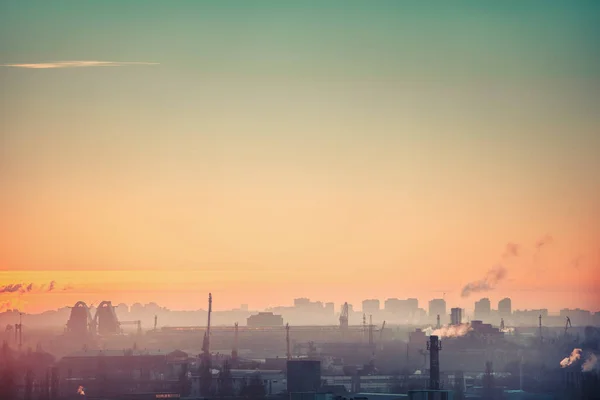 Silhuett soluppgång, industri Europa stad med dimma fabrik, lager, byggnad under färgglada himlen — Stockfoto