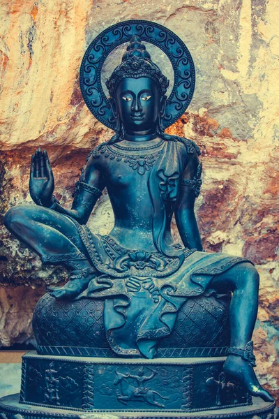 Tailândia Buda monumento closeup: estátua religiosa do budismo da estátua masculina sagrada no templo asiático — Fotografia de Stock