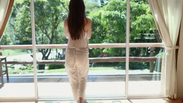 Slow motion vrouw op het terras: luxe slaapkamer in Bungalow Resort, provincie Chiang Mai, Thailand — Stockvideo