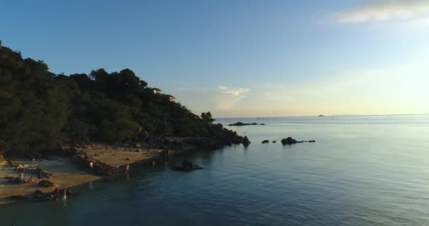 Hyperlapce Tailandia isla aérea: playa de arena costera oceánica con gente descansando. Paisaje tropical — Vídeo de stock