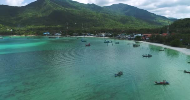 Thailand hamn antenn: båtar, fartyg på grunt vatten vid byn piren, Malibu Beach, Stilla havet — Stockvideo