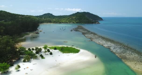 Thailands Malibu Beach antena: łodzie na wybrzeżu morza płytkie wody w pobliżu białego piasku. Wyspa Paradise Thai — Wideo stockowe