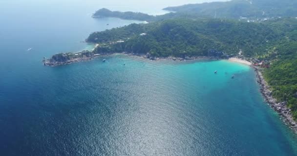 파노라마 섬 해안의 풍경 항공 전망. 열 대의 푸른 산들이 바다의 수 면을 개방하다 — 비디오