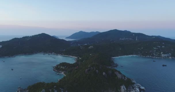 Aerial Ocean Island Rocky Land Surface View (em inglês). Paradise Coastline Mount Hills Open Water Surface Zoom — Vídeo de Stock