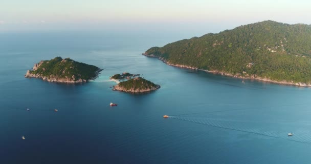 Oceano Pacífico aéreo: iates Thailands, navios, barcos, na água azul da Baía de Tanote, ilhas Koh Tao — Vídeo de Stock