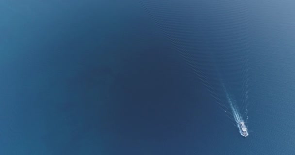 Повітряна яхта Спокійна вода. Морські розколини Ідилічного моря Підводні човни Мандрівка блакитної води — стокове відео