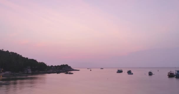 Αγκυροβολημένο σκάφος στην ακτή του Aerial Island Rising View. Rocky Bay Ocean Tide Still Water Seascape κάμερα κλίση — Αρχείο Βίντεο